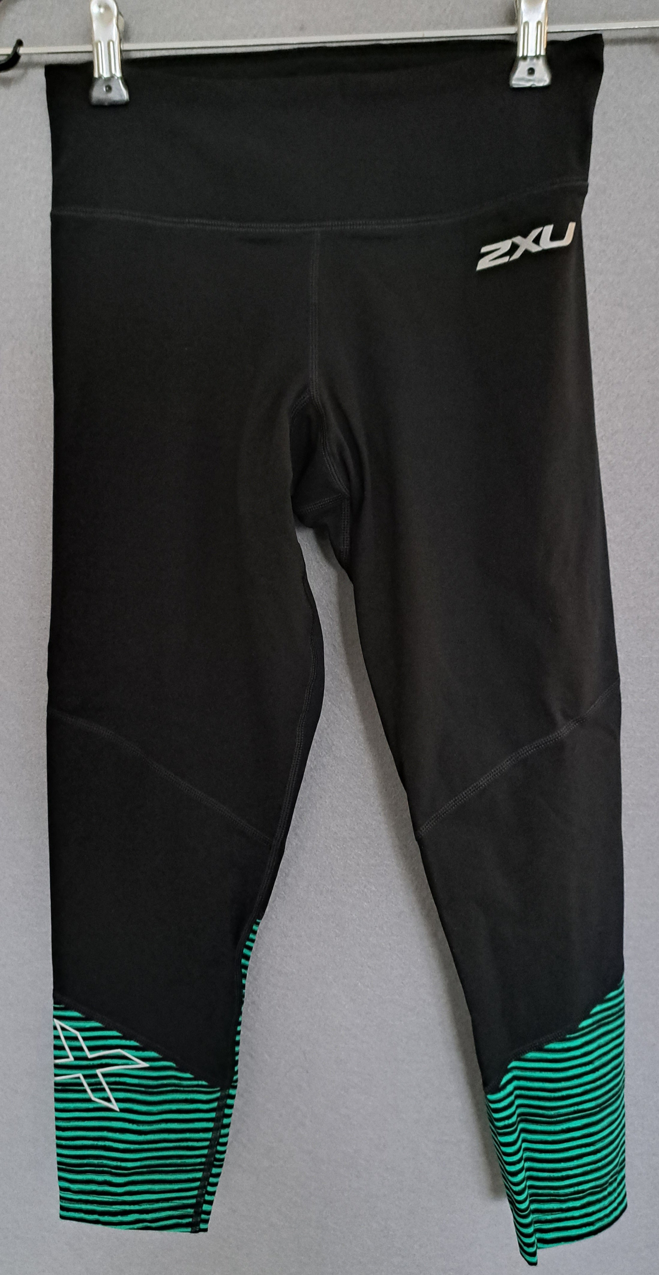 2XU Fitness Mid-Rise Compression 7/8 Tights, Damen, Black/Golf Green Stripe