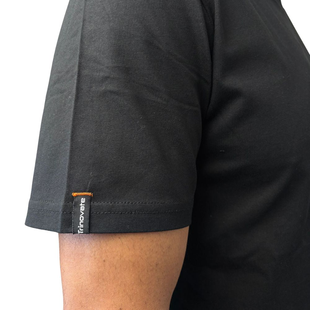 Trinovate Essential T-Shirt, Herren, schwarz, Detailansicht des Stoffs am rechten Ärmel