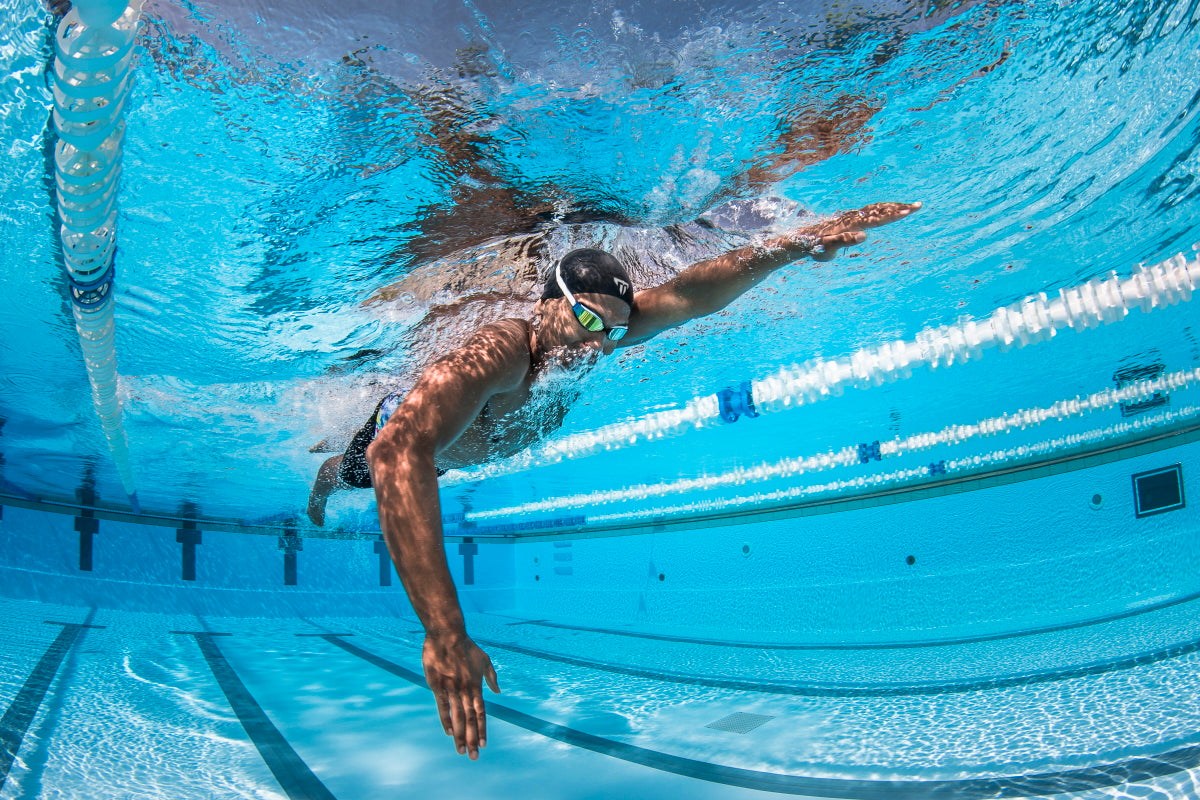 Unterwasseraufnahme eines Schwimmers beim Kraul-Armzug von schräg vorn
