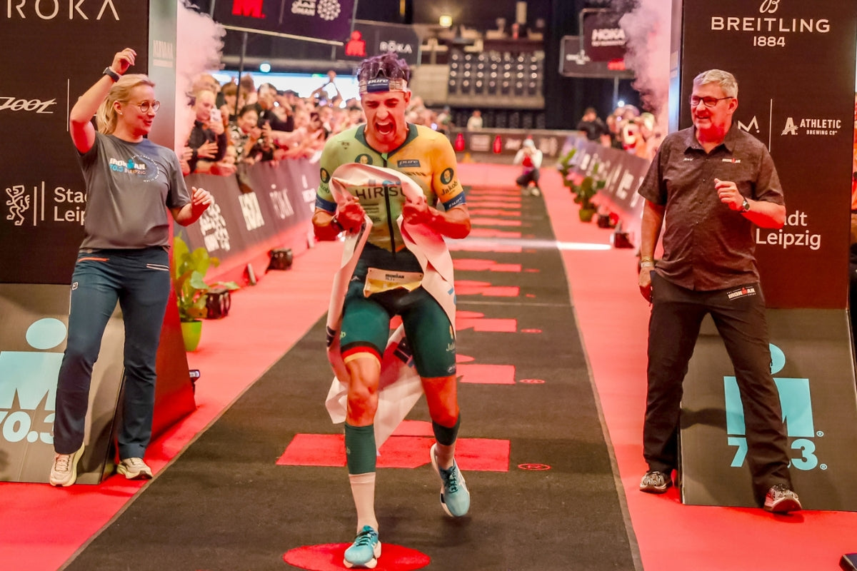 Wilhelm Hirsch gewinnt bei der Premiere des IRONMAN 70.3 in Leipzig.