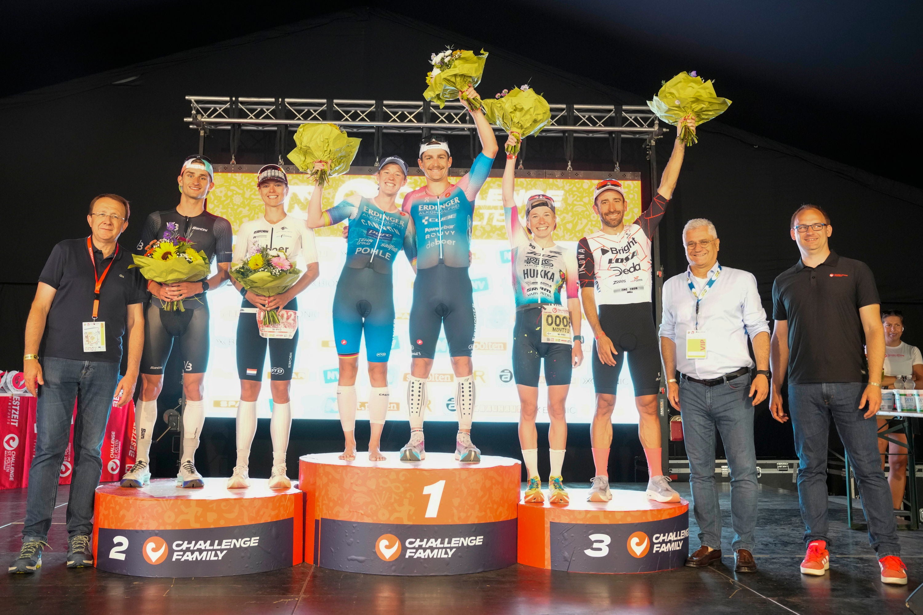 Die Podiumsplatzierten jubeln nach dem Sieg der Challenge St. Pölten in die Kamera.