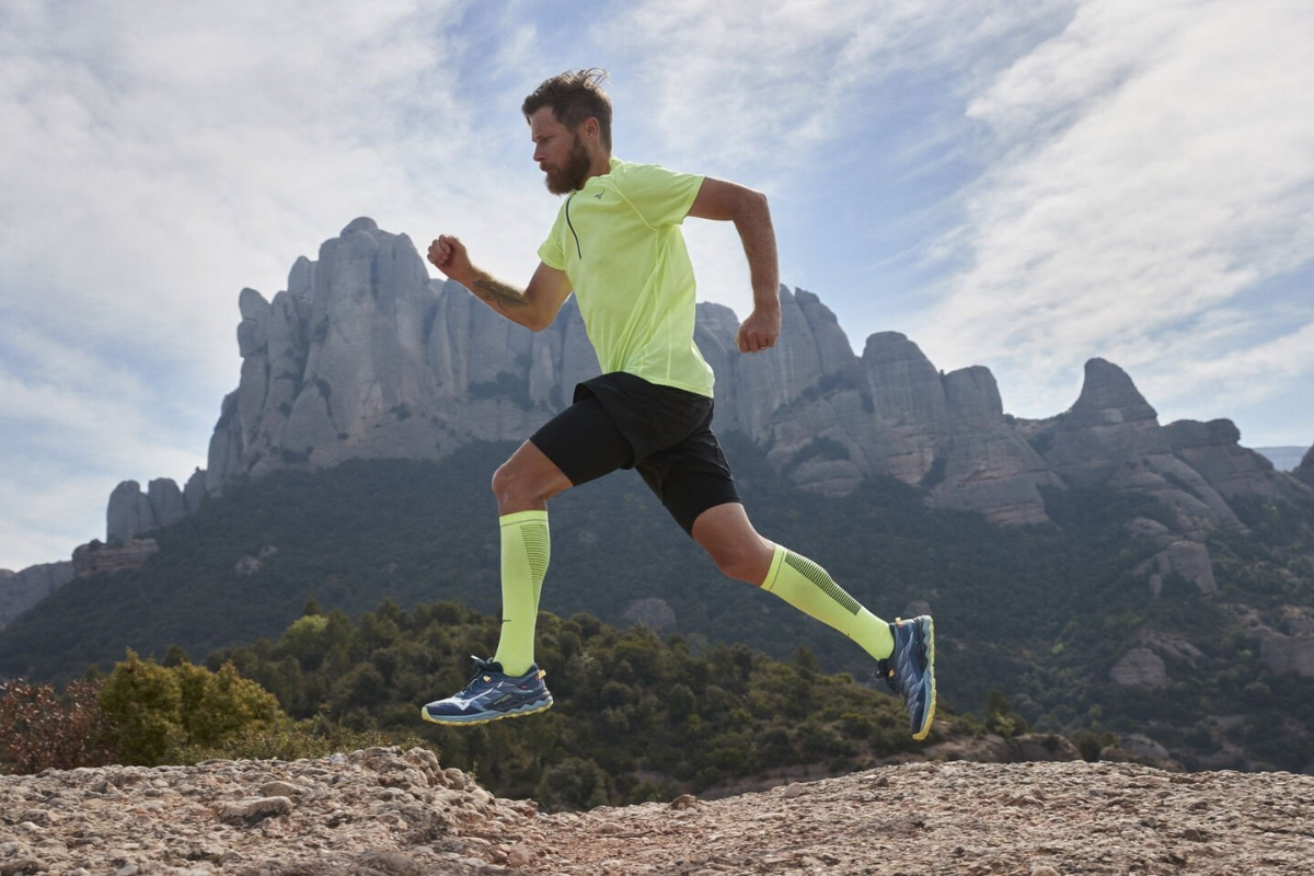Ein Mann beim Trailrunning in den Bergen fotografiert.