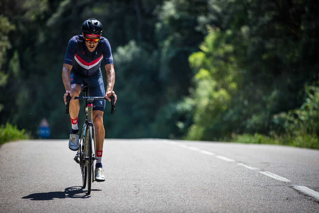 Homme Mains Gants Et Vélo Cyclisme Pour L'entraînement Triathlon Sports Et  Transport Cardio. Moto Cycliste Closeup Photo stock - Image du sain, libre:  271298600
