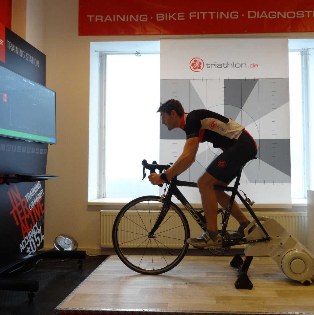 Radfahrer vor Kalibriertafel beim Bike Fitting 