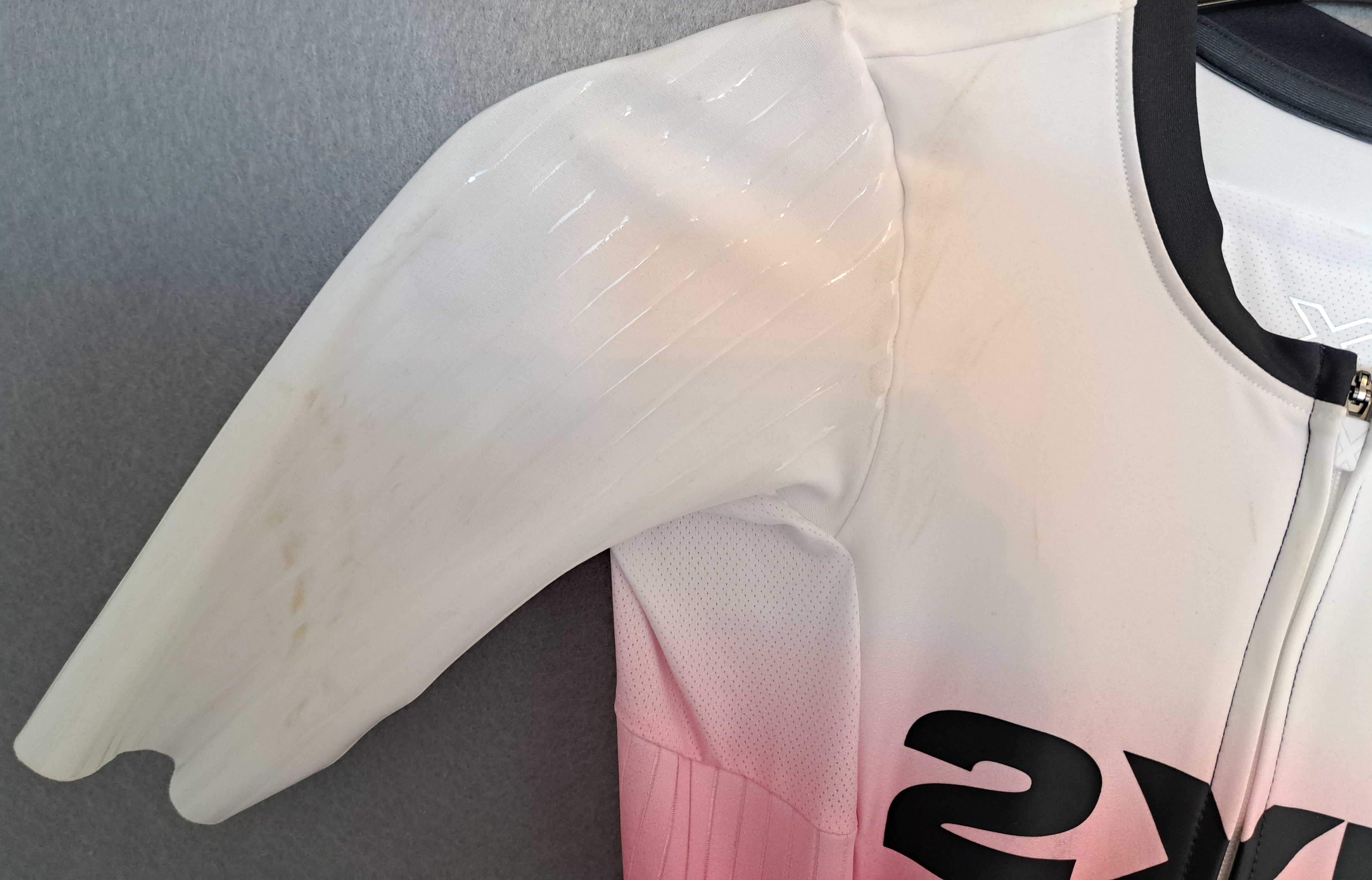 Verschmutzung rechter Ärmel/oberere Bereich vorne