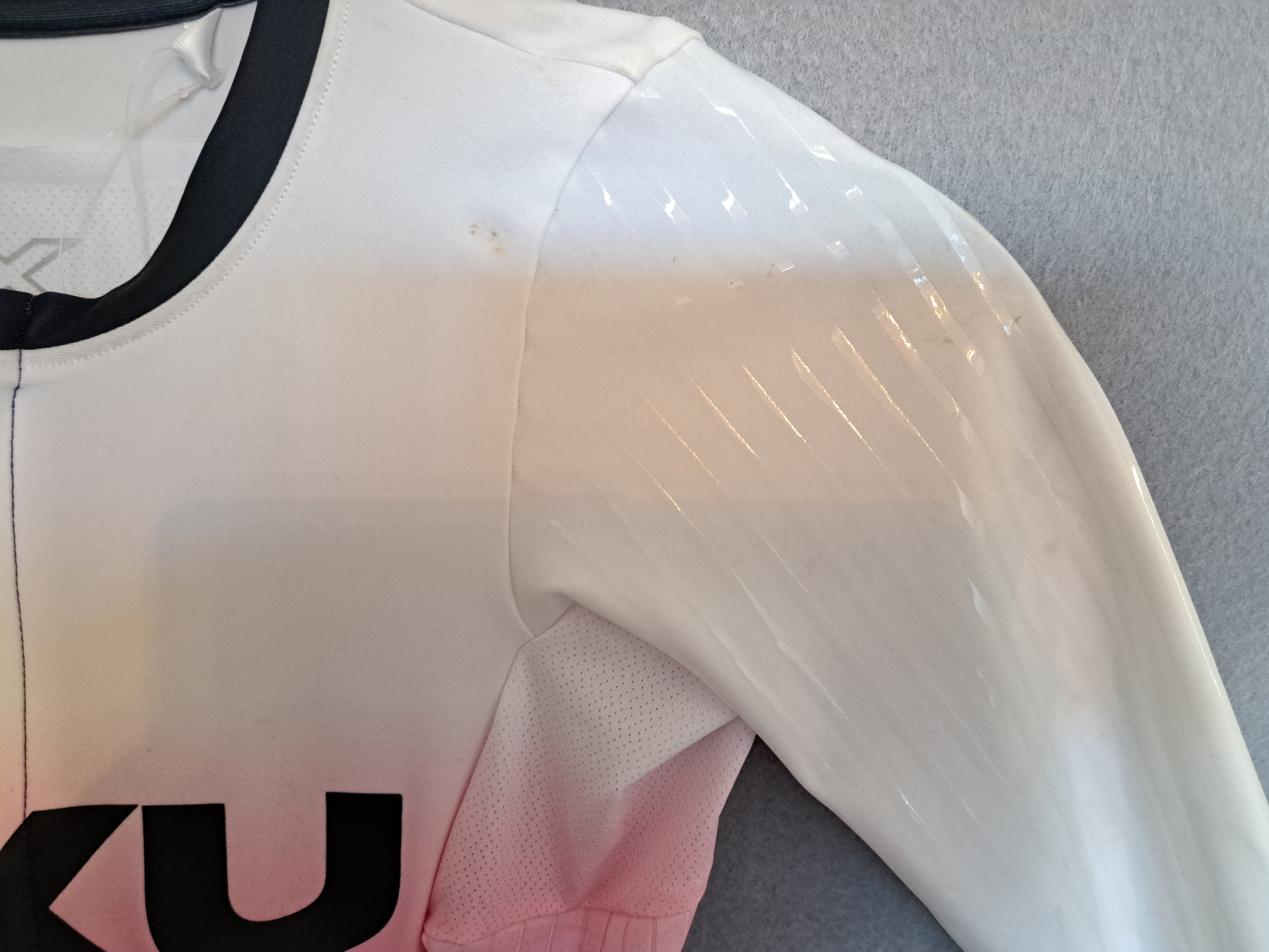 Verschmutzung linker Ärmel/oberer Bereich vorne