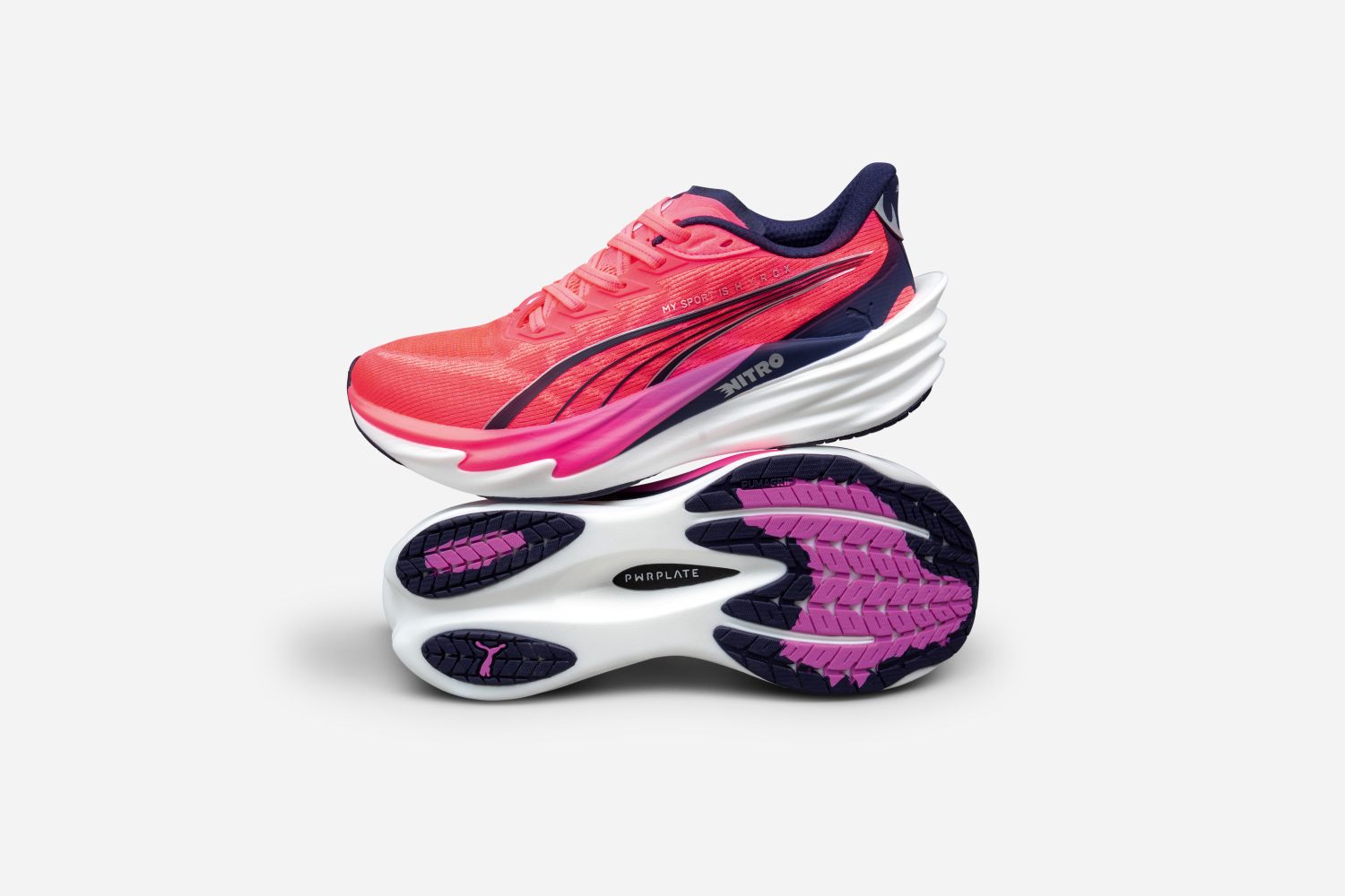 Ansicht linker Schuh Außenseite und rechter SChuh Sohle/Unterseite