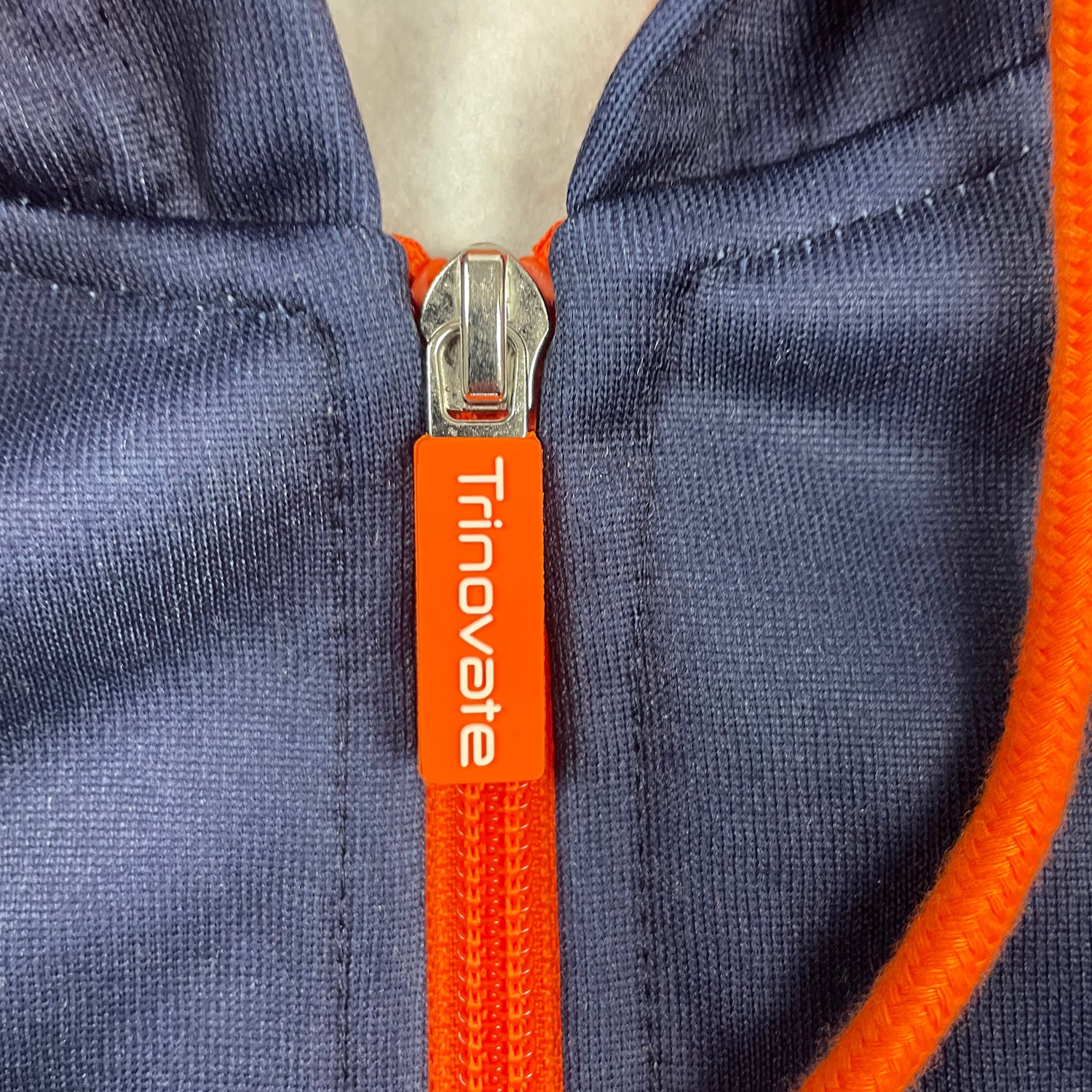 Trinovate Essential Hoodie, blau-orange, Detailansicht Reißverschluss