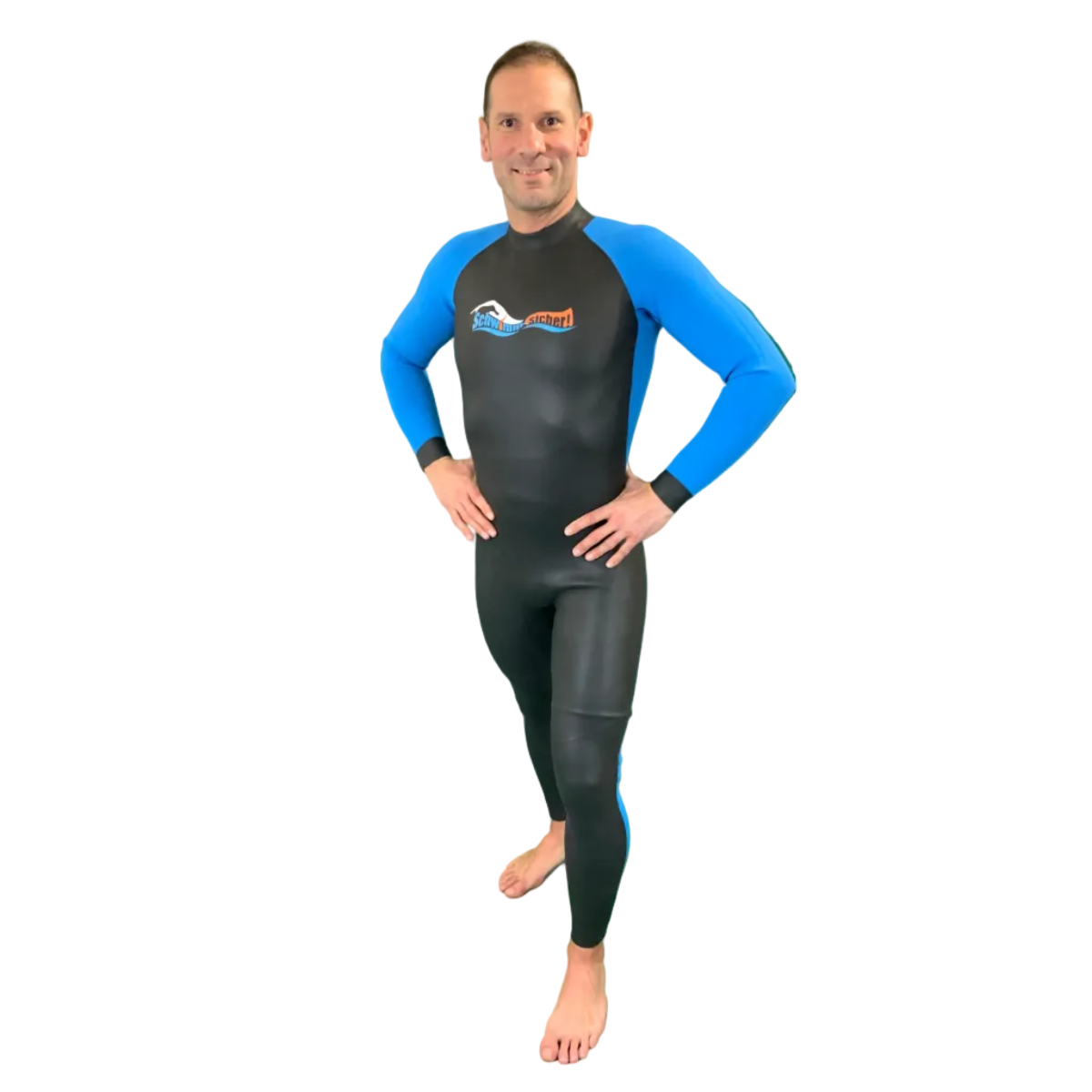 Essential Neoprenanzug, blau-schwarz, Ansicht von vorn am männlichen Modell